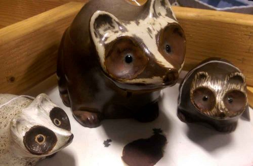 pigeon-forge-pottery-racoon